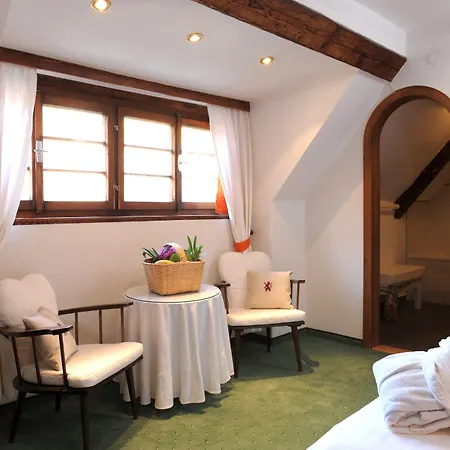 斯赫洛里恩斯丁酒店 Pörtschach am Wörthersee