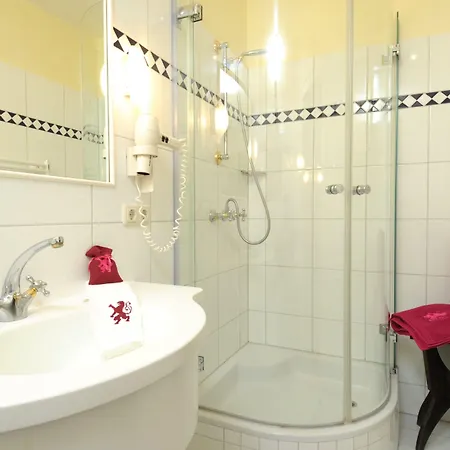 斯赫洛里恩斯丁酒店 Pörtschach am Wörthersee