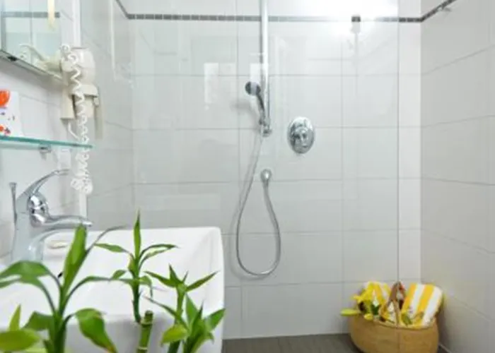 Отель Schloss Leonstain